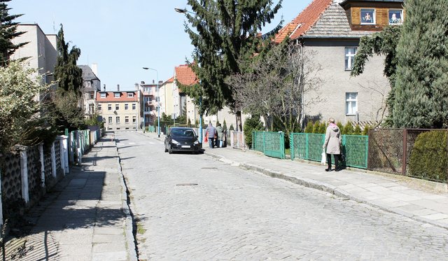 Wysokie chodniki przy ul. Sikorskiego utrudniają kierowcom wysiadanie z samochodów