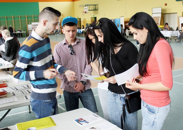 Firmy szukały m.in. pracowników magazynowych i operatorów maszyn