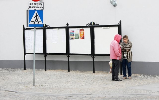 Segmentowa wolno stojąca gablota kosztowała 12 000 zł