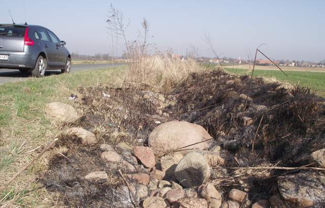 W rowie przy drodze między Starym Wiązowem, a Księżycami znajduje się bardzo dużo kamieni, które utrudniają koszenie