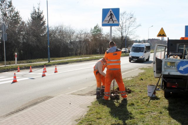 Piesi mogą już bezpiecznie przechodzić przez ulicę w rejonie skrzy¿owania