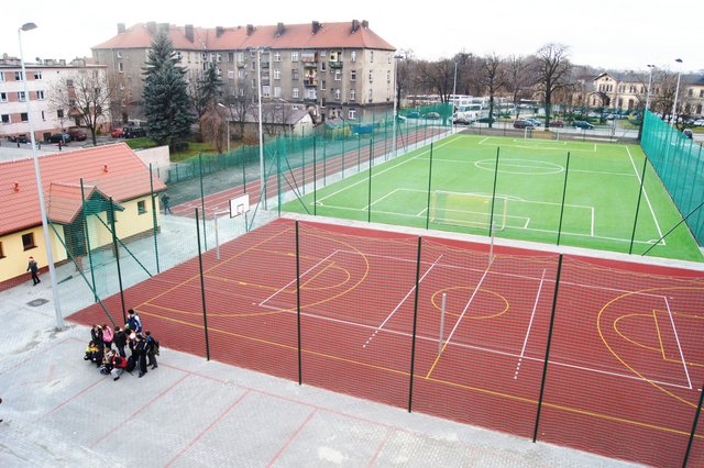 Kompleks boisk Orlik przy Publicznej Szkole Podstawowej nr 4 w Strzelinie