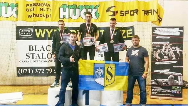 Jakub Koperski, na najwyższym stopniu podium cieszy się ze złotego medalu we Wrocławiu