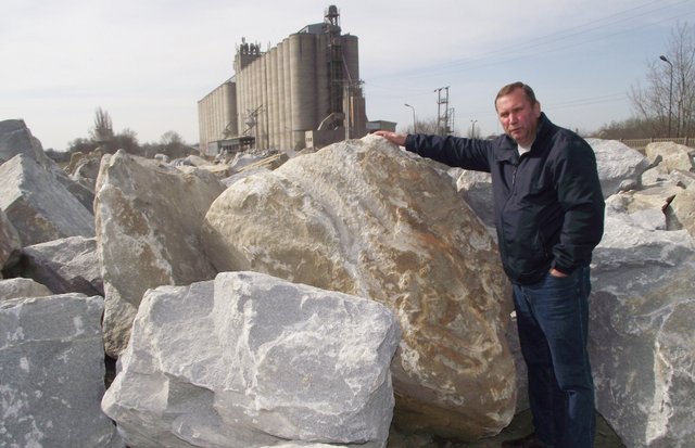 Zdzisław Wiliński pokazuje wielki głazy, które są wysypywane kilkadziesiąt metrów od budynków mieszkalnych