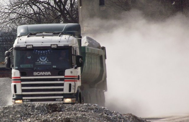 Samochody ciężarowe z urobkiem dojeżdżają na bocznicę, od strony miasta, ulicą Borowską-Zaułek. Za każdym razem, gdy przejeżdża tamtędy tir, unoszą się za nim tumany kurzu.