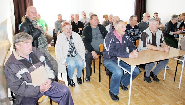 Mieszkańców interesował plac po byłym boisku i kwestia miejsc parkingowych dla niepełnosprawnych 