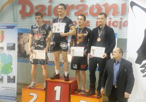 Artur Prusak (trzeci od lewej) zdobył brązowy medal na turnieju w Dzierżoniowie