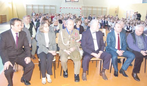 Na uroczystościach pojawili się (od lewej): dyrektor szkoły Jacek Matusiewicz, wicedyrektor Ewa Majewska, kapitan Józef Oleksiewicz, przewodniczący rady gminy Tadeusz Woszczak, wójt Wojciech Bochnak oraz ks. Krzysztof Romaniuk