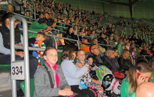 Uczniowie z „piątki” na trybunach stadionu miejskiego