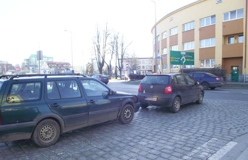 Wyjazd z ul. Bolka I Świdnickiego w kierunku ronda nie należy do łatwych. Kierowcy często sązmuszeni liczyćna uprzejmośćjadących ul. Dzierżoniowską, którzy ich wpuszczają