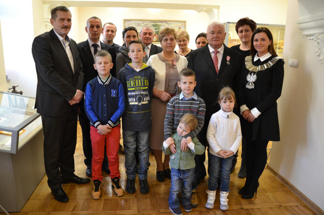 Danuta i Wiktor Mazurowie wyjątkowy jubileusz świętowali z rodziną