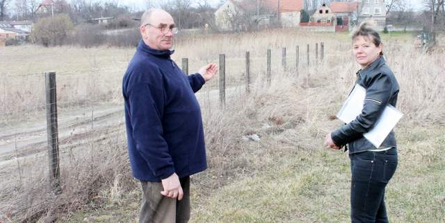 Państwo Bucowie zmuszeni są korzystać z sąsiedniej działki. Inaczej nie dostaliby się do własnego domu