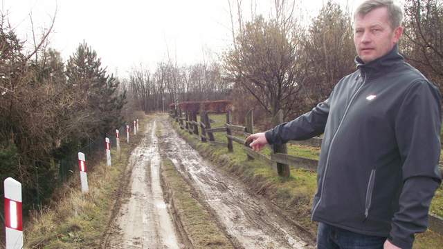 Robert Sabok z Kuropatnika pokazuje, w jakim stanie jest ulica Bukowa