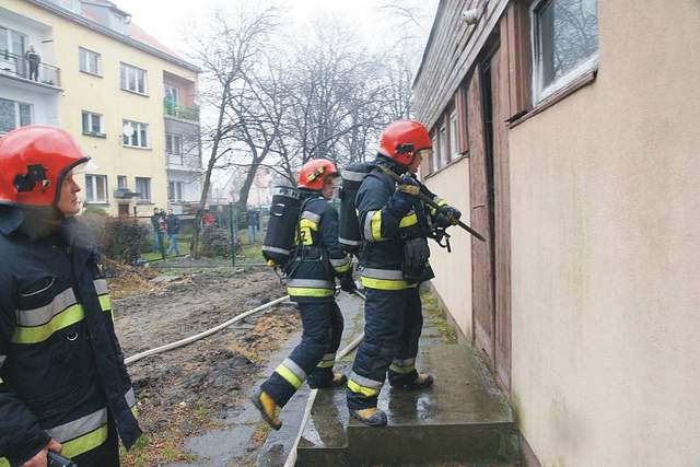 Aby rozpocząć akcję gaśniczą, strażacy musieli wyważyć drzwi