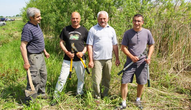 Na zdjęciu od prawej: Roman Drąg, prezes koła, Jerzy Marciniak, sekretarz koła, Wojciech Sławkowski, członek zarządu i Marian Szczepański, członek koła