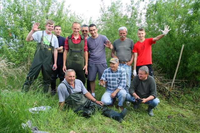 W ubiegłą sobotę wędkarze z koła „Gromnik” własnymi siłami, społecznie, karczowali krzaki i wycinali trzcinę na rozlewisku Krynki